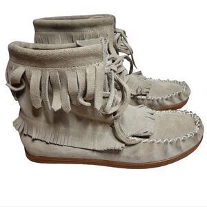 Softmoc grey moccasin fringe booties.